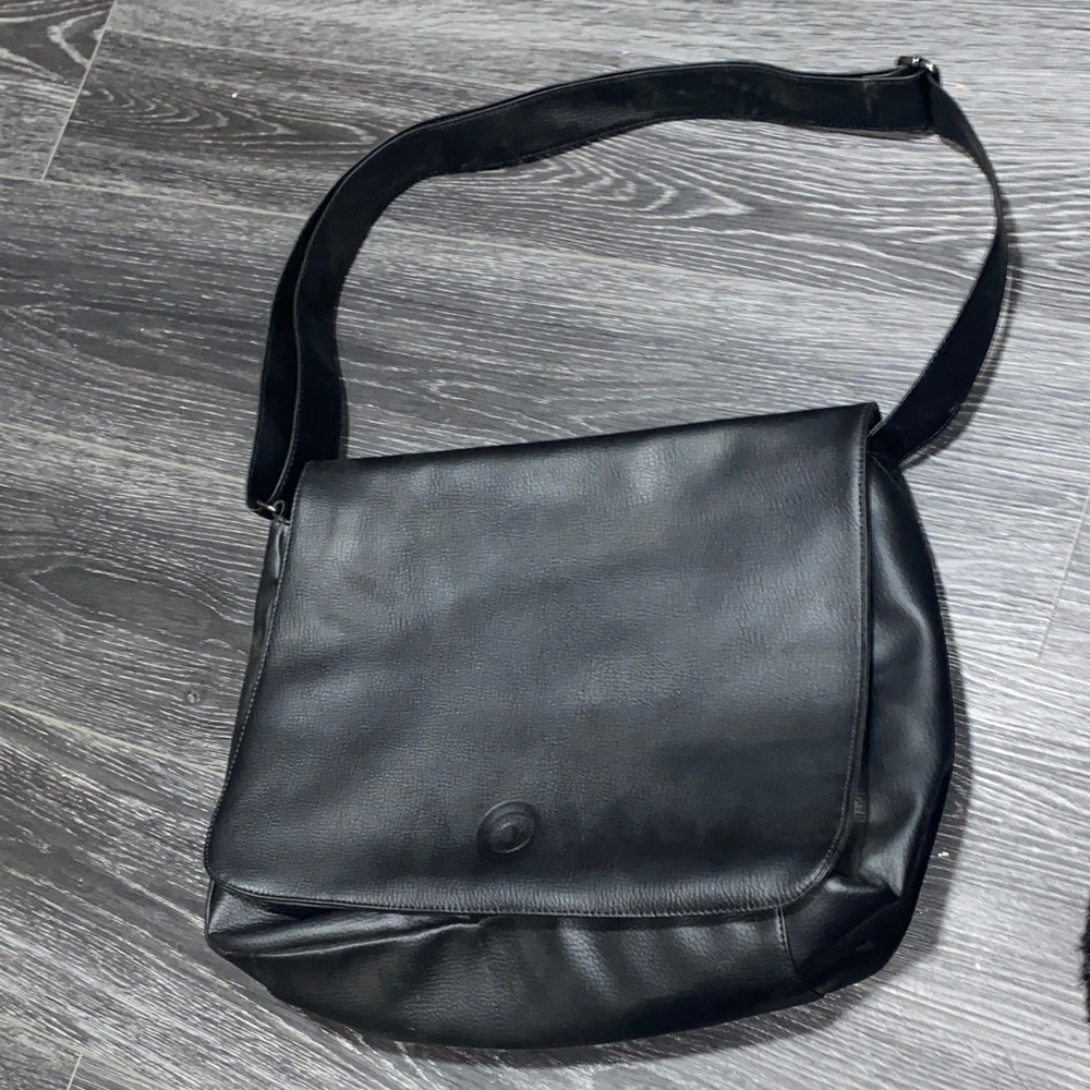 Classic Black Leather Messenger Bag - Men